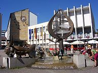 „Friedrichshafen Rathaus Brunnen“ von k4dordy - Friedrichshafen (28). Lizenziert unter CC BY 2.0 über Wikimedia Commons - https://commons.wikimedia.org/wiki/File:Friedrichshafen_Rathaus_Brunnen.jpg#/media/File:Friedrichshafen_Rathaus_Brunnen.jpg