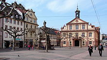 „Rastatt Marktplatz mit Rathaus“ von Helmlechner - Eigenes Werk. Lizenziert unter CC-BY-SA 4.0 über Wikimedia Commons - https://commons.wikimedia.org/wiki/File:Rastatt_Marktplatz_mit_Rathaus.jpg#/media/File:Rastatt_Marktplatz_mit_Rathaus.jpg