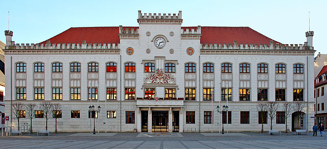 "Zwickau Rathaus" by André Karwath aka Aka - Own work. Licensed under CC BY-SA 2.5 via Wikimedia Commons - https://commons.wikimedia.org/wiki/File:Zwickau_Rathaus.jpg#/media/File:Zwickau_Rathaus.jpg