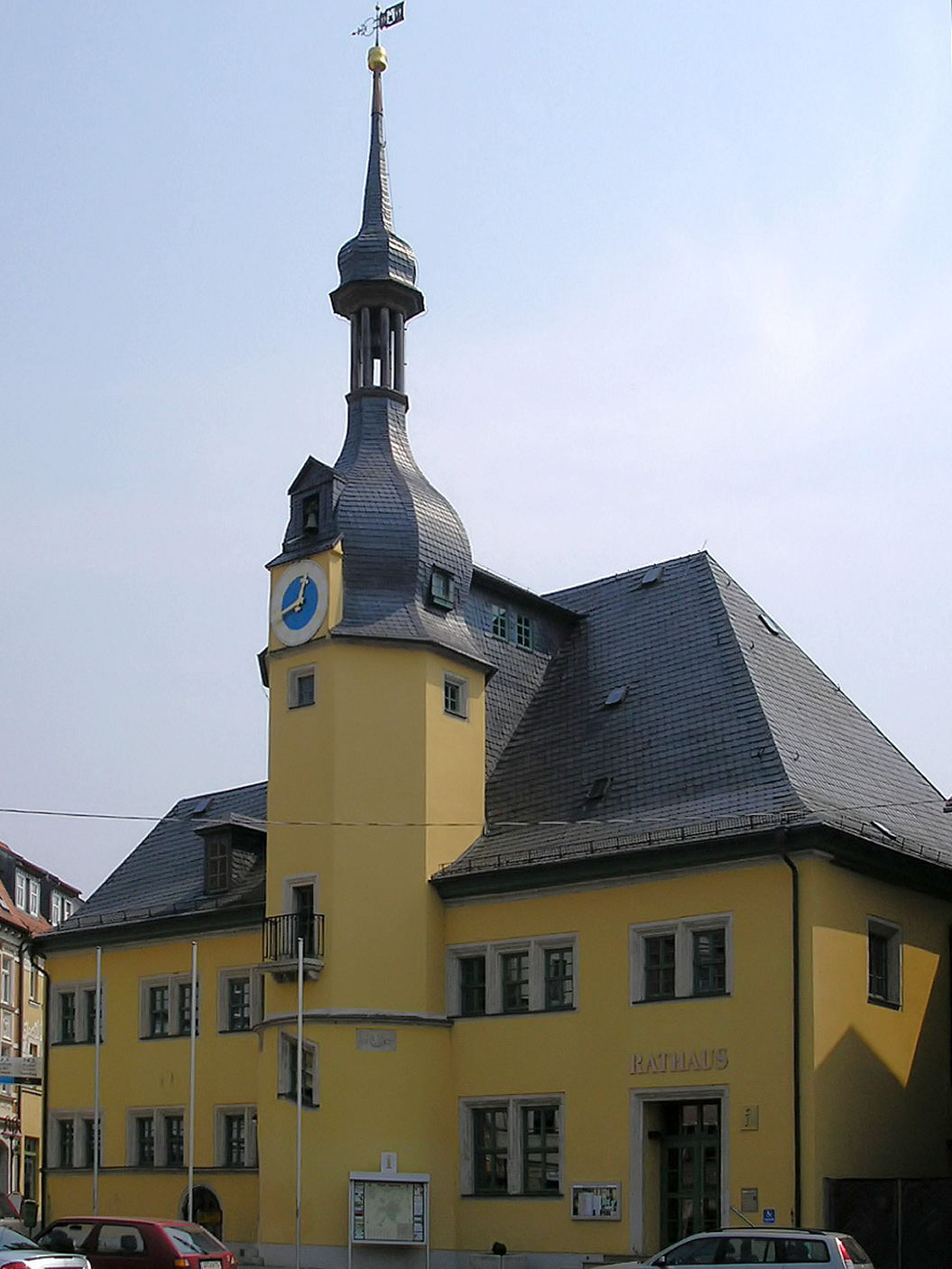 "Rathaus Apolda" by Michael Sander - Self-photographed. Licensed under CC BY-SA 3.0 via Wikimedia Commons - https://commons.wikimedia.org/wiki/File:Rathaus_Apolda.JPG#/media/File:Rathaus_Apolda.JPG