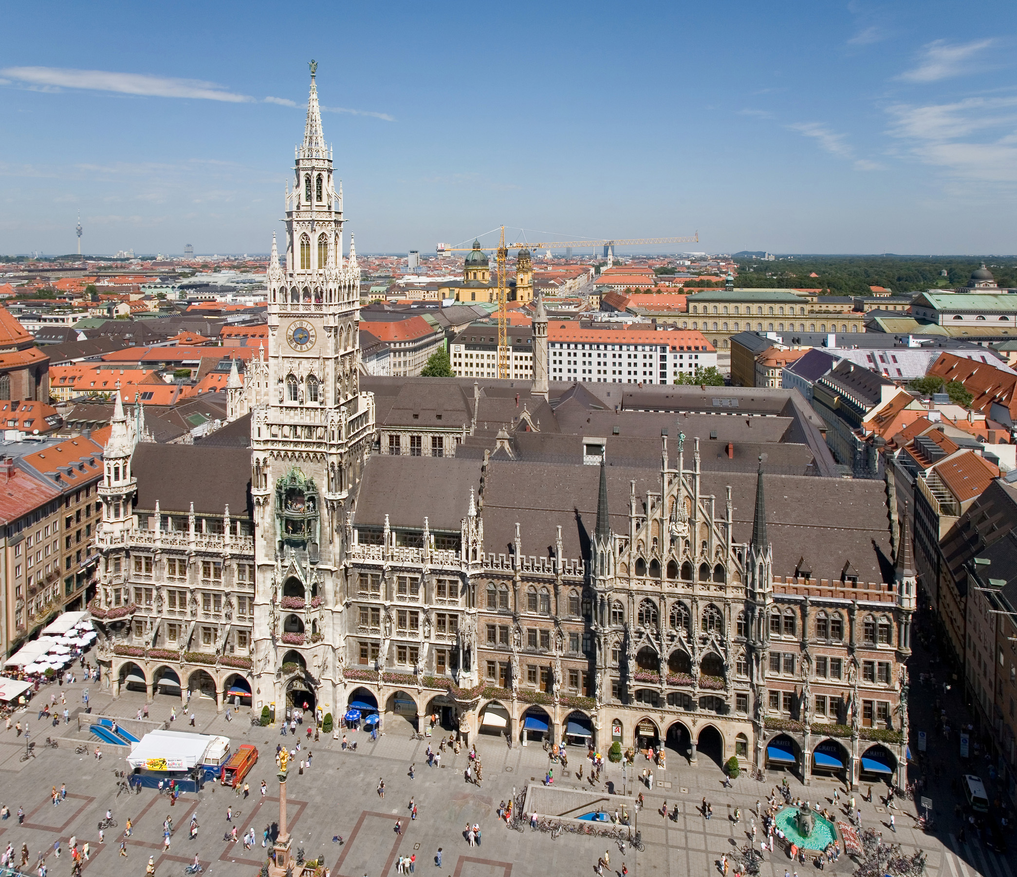 "Rathaus and Marienplatz from Peterskirche - August 2006" by Diliff - Own work. Licensed under CC BY-SA 3.0 via Wikimedia Commons - https://commons.wikimedia.org/wiki/File:Rathaus_and_Marienplatz_from_Peterskirche_-_August_2006.jpg#/media/File:Rathaus_and_Marienplatz_from_Peterskirche_-_August_2006.jpg