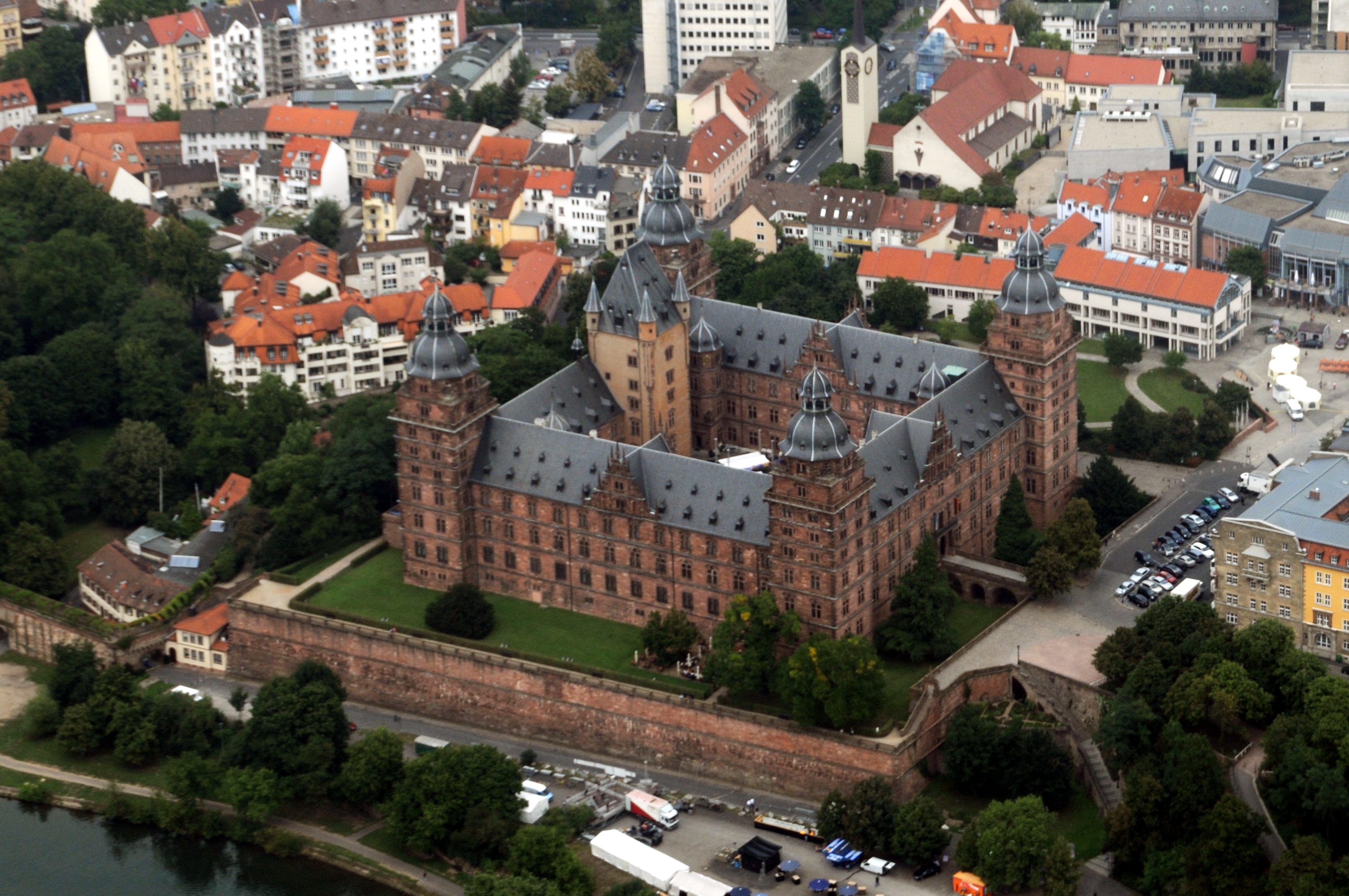 "Schloss Johannisburg Aschaffenburg Aerial fg170" by Fritz Geller-Grimm supported by Rüdiger Wandke - Own work. Licensed under CC BY-SA 3.0 via Wikimedia Commons - https://commons.wikimedia.org/wiki/File:Schloss_Johannisburg_Aschaffenburg_Aerial_fg170.jpg#/media/File:Schloss_Johannisburg_Aschaffenburg_Aerial_fg170.jpg